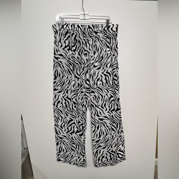 VICTORIA SECRET HIGH SLIT LOUNGING PANTS.  SIZE L. BLACK AND WHITE DESIGN - Picture 1 of 7